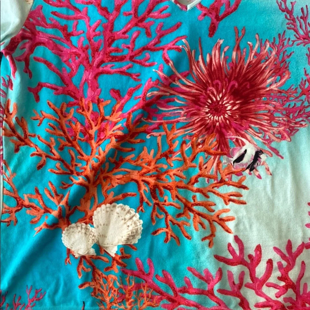 Coral design Dynamic Red and Blue Short Sleeve Tee with V-Neck Italian BBB - Picture 2 of 7